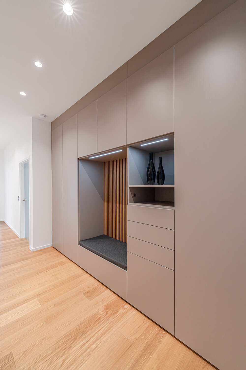 Garderobe mit Sitzbank – Individuell für Ihren Eingangsbereich